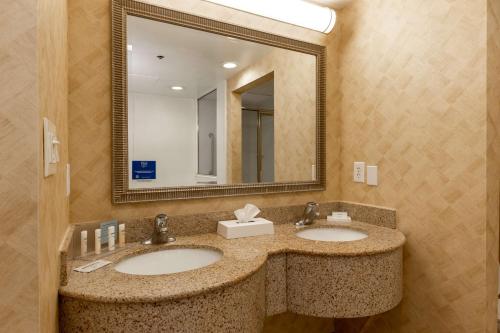 Hampton Inn & Suites Jacksonville Deerwood Park - image 12