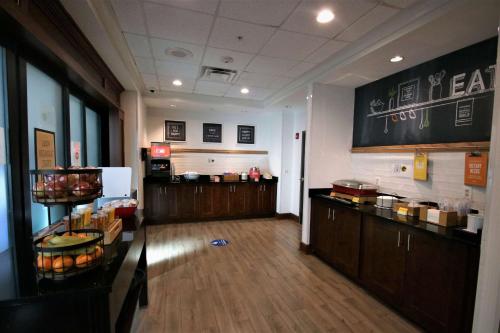 Hampton Inn & Suites Jacksonville Beach Boulevard/Mayo Clinic - image 8