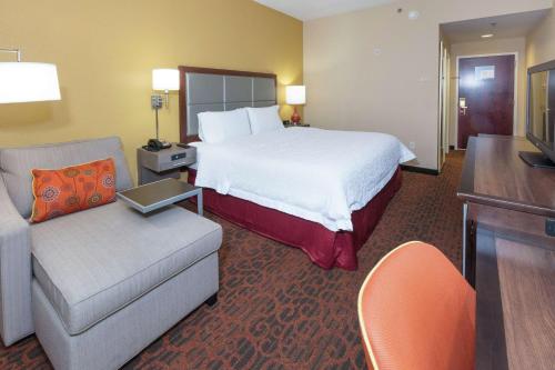 King Room with King Bed - Non-Smoking image 2