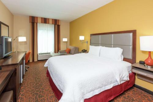 King Room with King Bed - Non-Smoking image 4