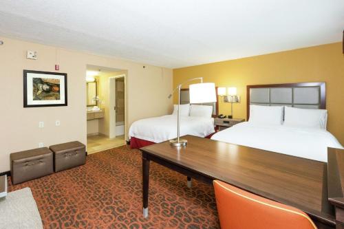 Queen Studio Suite with Two Queen Beds and Sofa Bed - Non-Smoking image 3