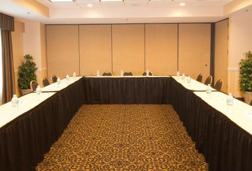 Hampton Inn & Suites Jacksonville-Airport - image 9