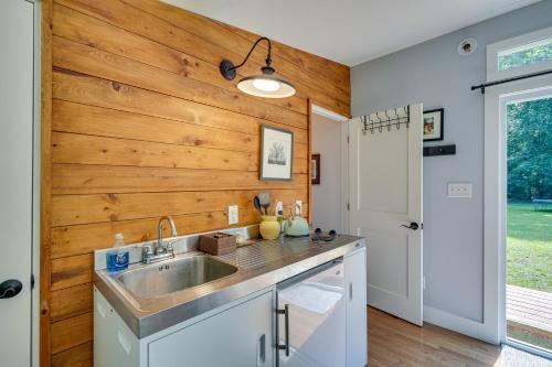 2 Mi to Duke University Durham Tiny Home! detail