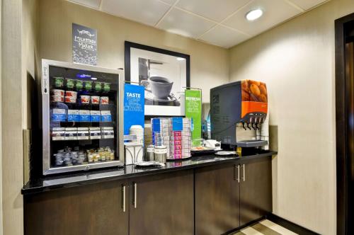 Hampton Inn Overland Park - image 8