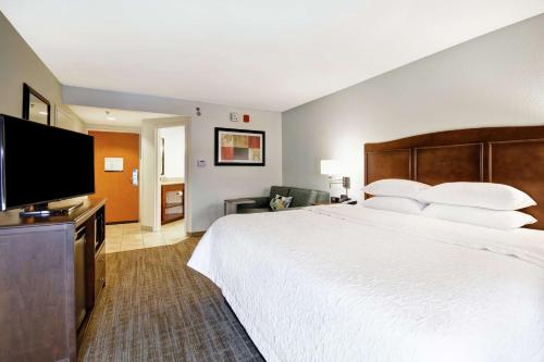 Hampton Inn Overland Park - image 13