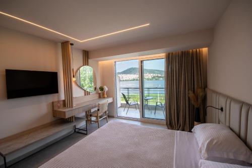 . Paralimnio Suites