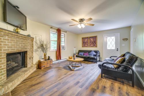Tobyhanna Vacation Rental Game Room and Trampoline! in Tobyhanna, Vereinigte Staaten von Amerika