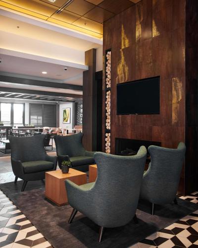 Hampton Inn & Suites Sherman Oaks - image 12