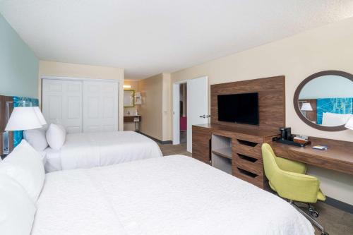 2 queen beds, 1 sofa bed