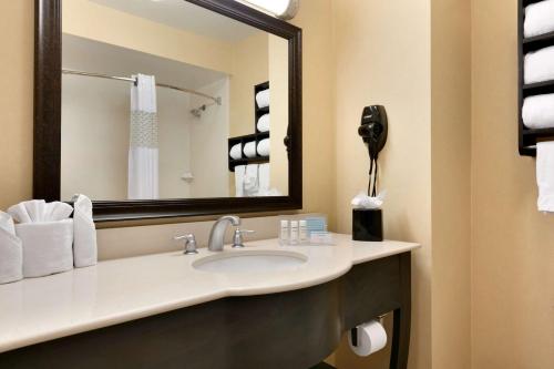 Hampton Inn & Suites Mahwah - image 11