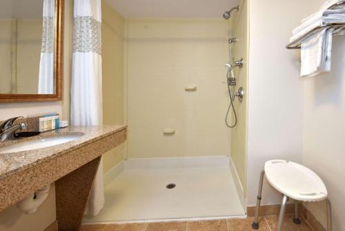 Hampton Inn Alexander City - image 7