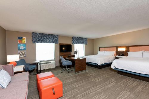 2 queen beds, 1 sofa bed