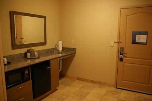Hampton Inn & Suites Mobile Providence Park/Airport - image 11