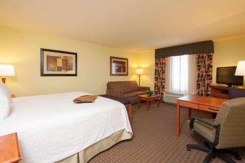 Hampton Inn Macomb - image 2