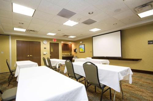 Hampton Inn Marshall - image 8