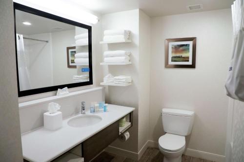 Hampton Inn by Hilton Muskogee Room Type - King Room with Sofa Bed and Study - Non-Smoking