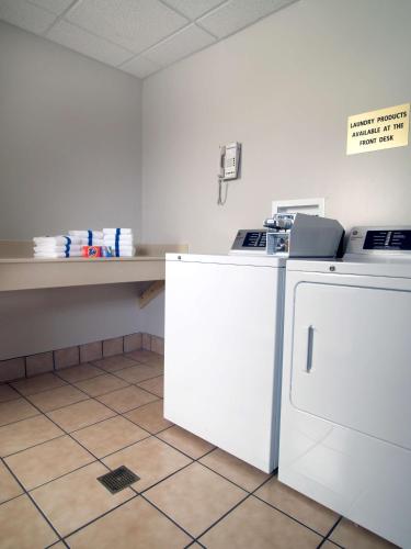 Hampton Inn Mount Airy - image 10