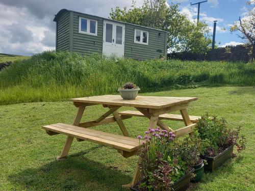 The Journeyman Luxury Shepherds Hut - Barnoldswick