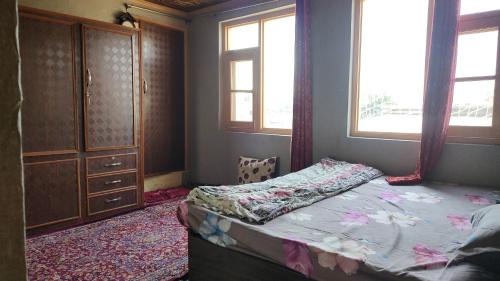 Traditional style rooms in Srinagar