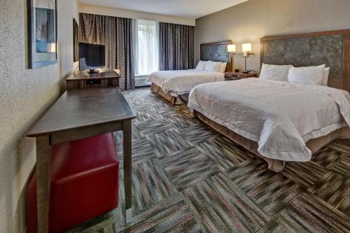2 queen beds
