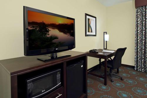 Hampton Inn Beeville Room Type - King Room with Sofa Bed - Hearing Accessible/Non-Smoking