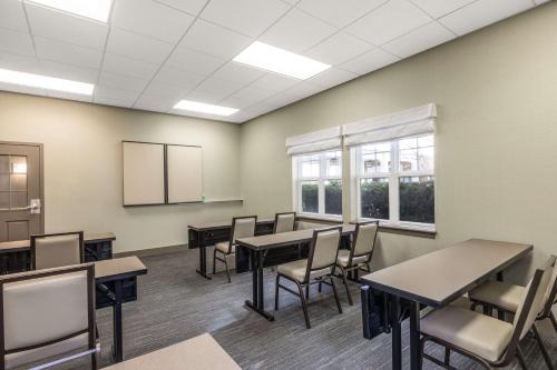 纽瓦克弗里蒙特希尔顿惠庭套房酒店