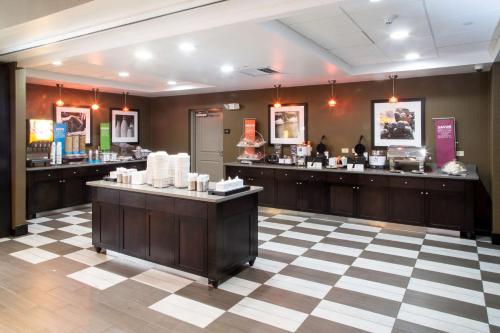 Hampton Inn Oxford Conference Center - image 2