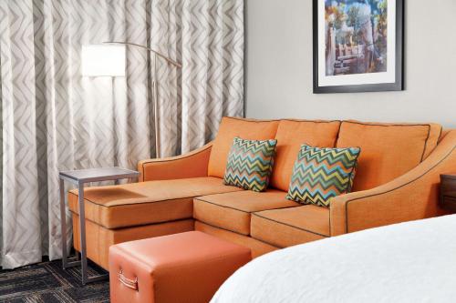 Hampton Inn Paris Room Type - Deluxe King Room - Non-Smoking