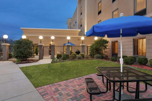 Hampton Inn & Suites Pine Bluff - image 10