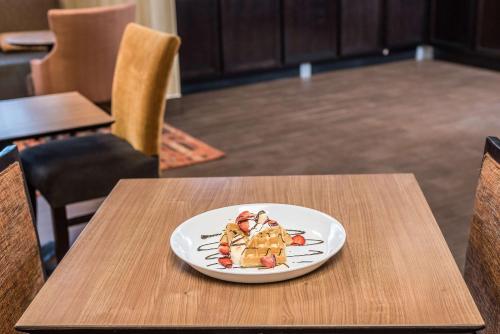 Hampton Inn Parkersburg/Mineral Wells - image 2