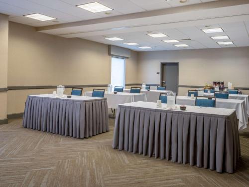 Hampton Inn Raynham-Taunton - image 9