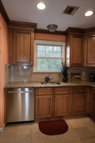Family 3-bedroom home 2nd floor near EWR/Outlet in Elizabeth, USA