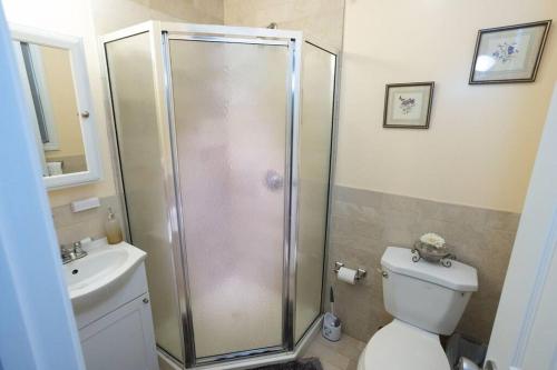 Family 3-bedroom home 2nd floor near EWR/Outlet in Elizabeth, USA