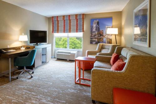 Hampton Inn & Suites Raleigh/Cary I-40 (PNC Arena)