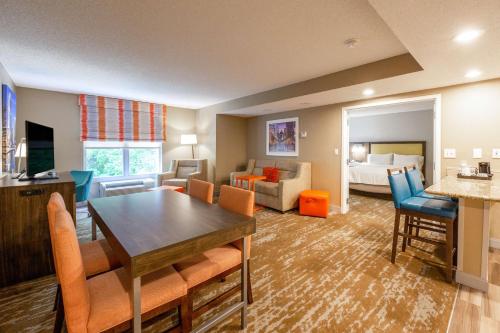 Hampton Inn & Suites Raleigh/Cary I-40 (PNC Arena)