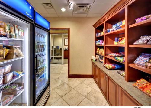 Hampton Inn & Suites Reno - image 10