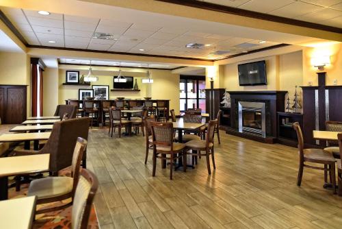 Hampton Inn Geneseo - image 11