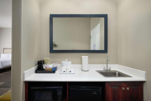 Hampton Inn & Suites Rogers - image 6