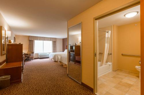 Hampton Inn Goshen - image 10