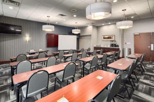 Hampton Inn Louisville Northeast - image 12