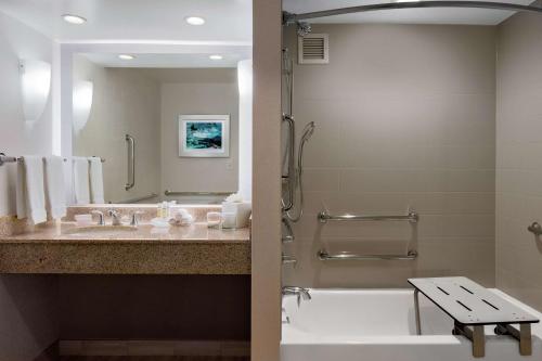 King Suite with Sofa Bed and Bathtub- Disability Access/Non-Smoking image 2