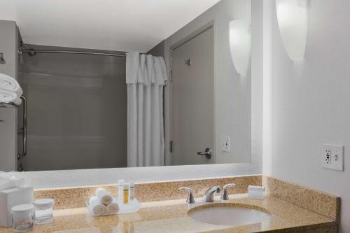 King Suite with Sofa Bed and Bay View - Non-Smoking image 10