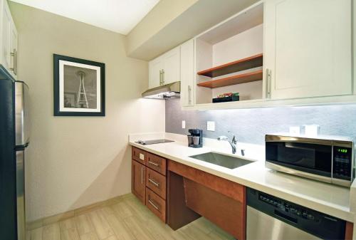 King Suite with Sofa Bed and Bathtub- Disability Access/Non-Smoking image 5