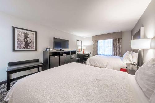 2 queen beds