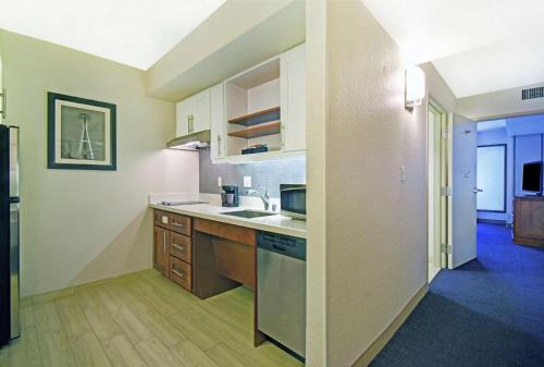 King Suite with Sofa Bed and Bathtub- Disability Access/Non-Smoking image 6