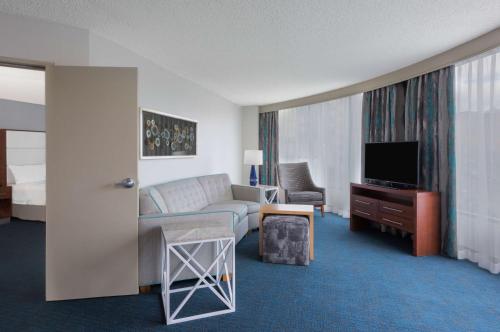 One-Bedroom King Suite with Sofa Bed - Non-Smoking image 6
