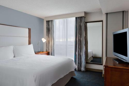 King Suite with Sofa Bed and Bathtub- Disability Access/Non-Smoking image 3