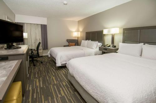 2 queen beds