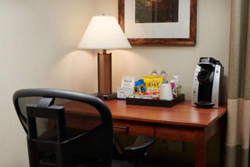 Hampton Inn and Suites Salem - image 11