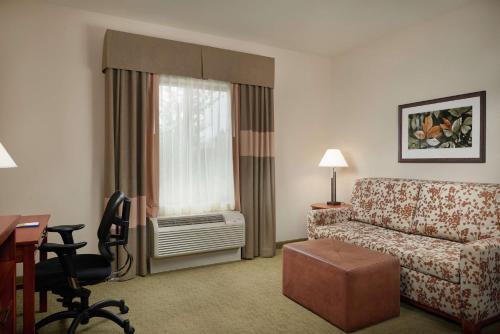 Hampton Inn and Suites Salem - image 7